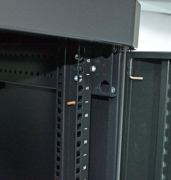 Шафа 19" 42U, 610х1055 мм (Ш*Г) перфоровані двері (66%) UA-MGSE42610MPB фото