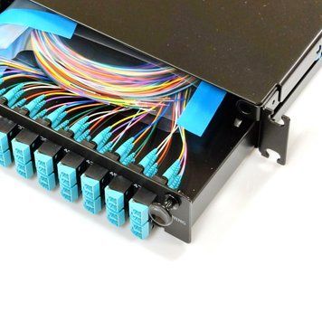 ВО патч-панель LAN1 с 48xLC Duplex Адапт., 96 пигтейл., splice bridge, MM, OM3/OM4, 1U, выдвижная, черная, Corning LAN1-96AD-BRDG-B фото